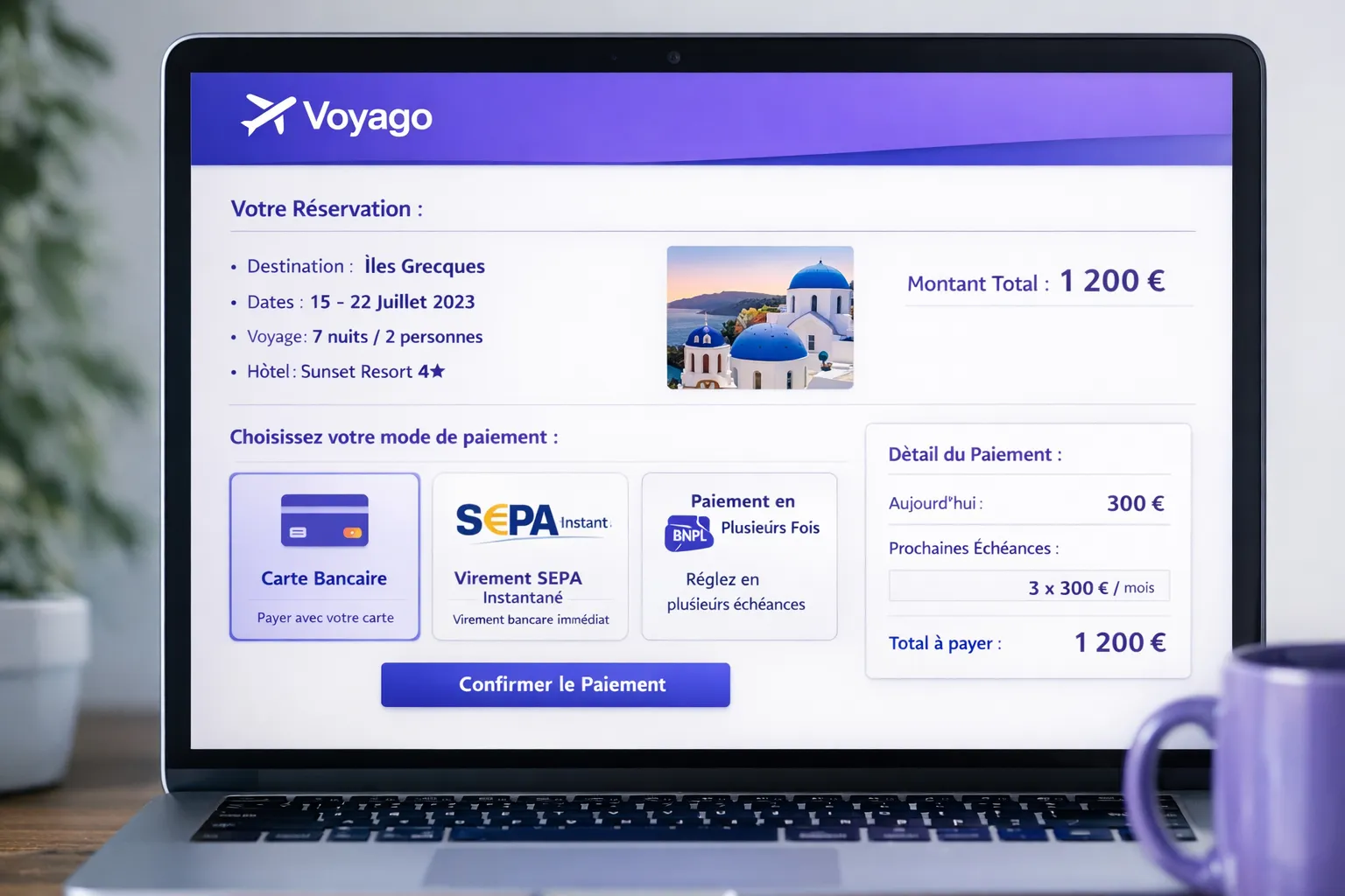 Capture conceptuelle d’une page de paiement hébergée pour un site voyage montrant trois options claires CB, Virement SEPA instantané et Paiement en plusieurs fois BNPL, avec logo agence, récapitulatif du voyage, montant et échéancier.