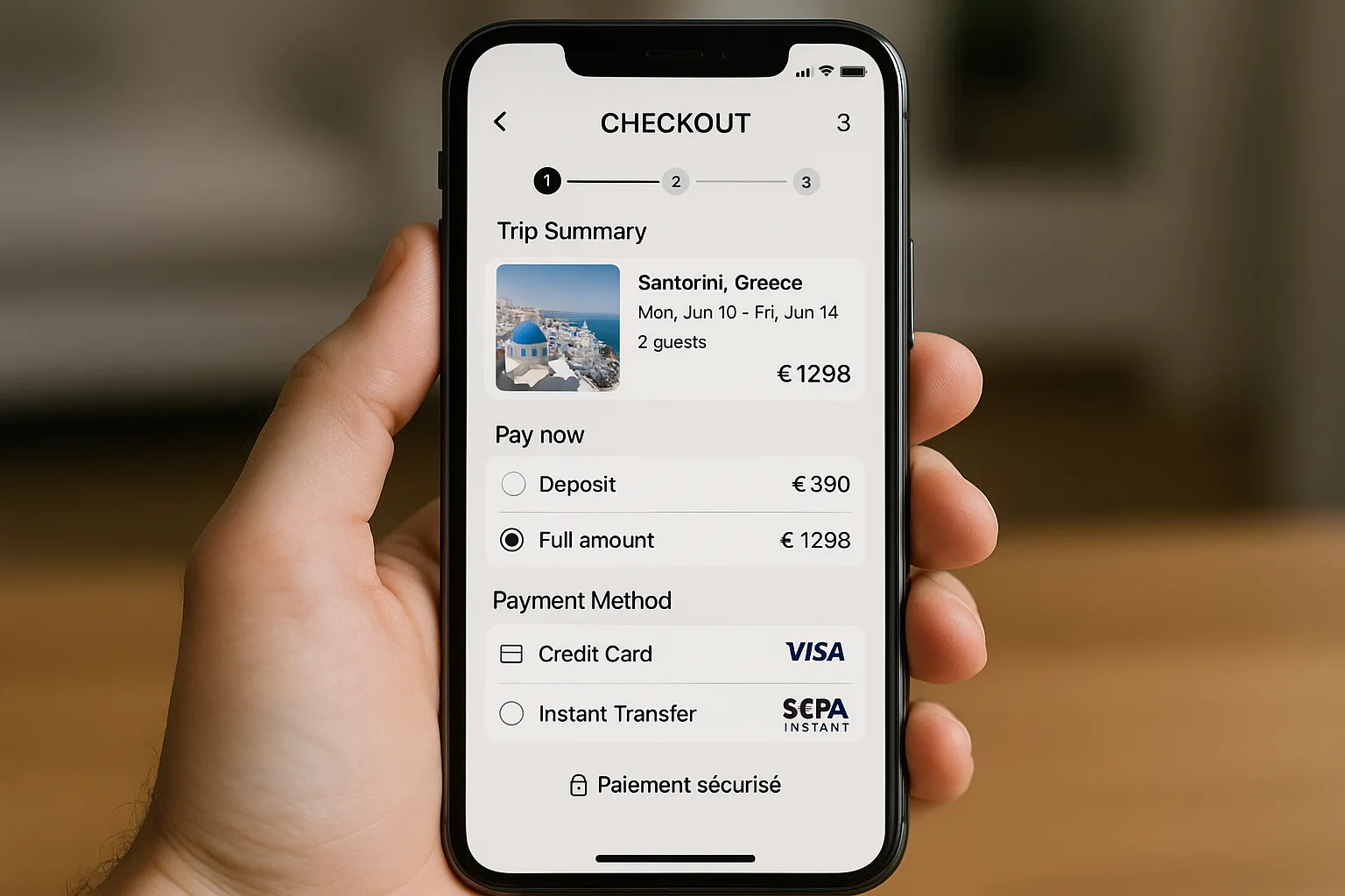 Écran de checkout mobile pour une réservation de voyage, affichant le récapitulatif du séjour, un choix acompte ou paiement total, les moyens de paiement CB Visa/Mastercard et virement SEPA instantané, un message “paiement sécurisé” et une barre de progression en 3 étapes.