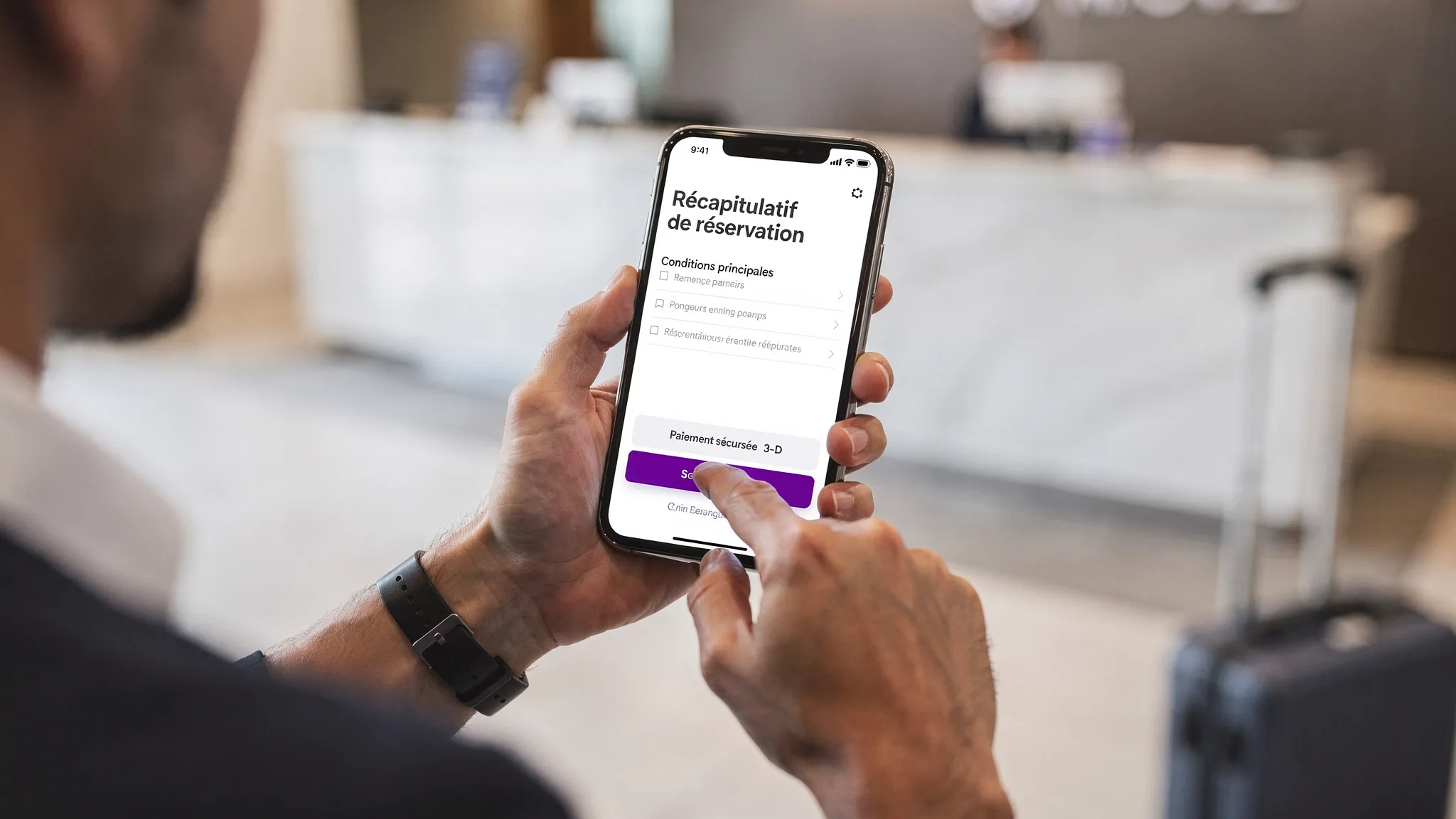 Gros plan d’un voyageur signant sur smartphone un récapitulatif de réservation d’hôtel avec les principales conditions affichées, puis appuyant sur un bouton de paiement sécurisé 3‑D Secure.