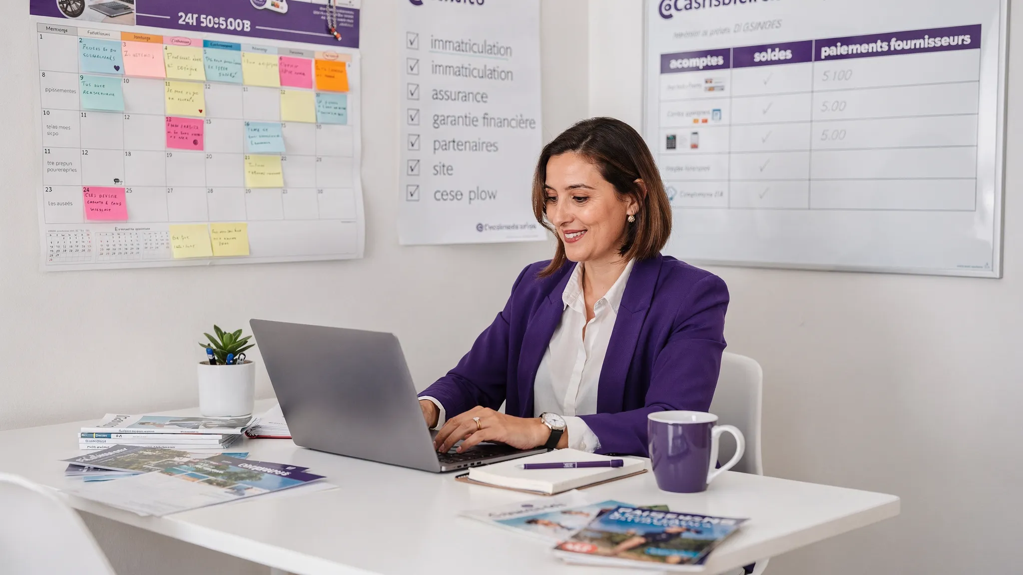 Une fondatrice d’agence de voyage travaille sur un plan de lancement avec un calendrier mural, une checklist “immatriculation, assurance, garantie financière, partenaires, site”, et un tableau simple de trésorerie avec colonnes acomptes, soldes, paiements fournisseurs.