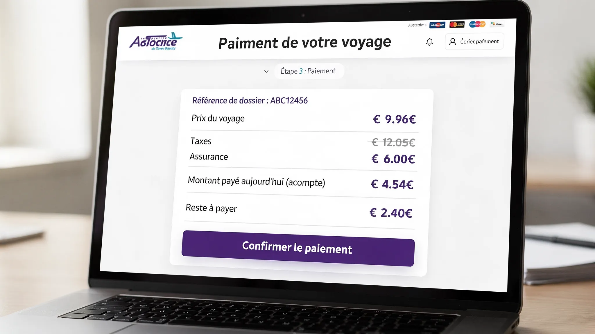 Une page de paiement pour agence de voyages montrant un récapitulatif clair du coût total: prix du voyage, taxes, options, assurance, montant payé aujourd’hui (acompte) et restant dû, avec une référence de dossier visible et un bouton de confirmation.