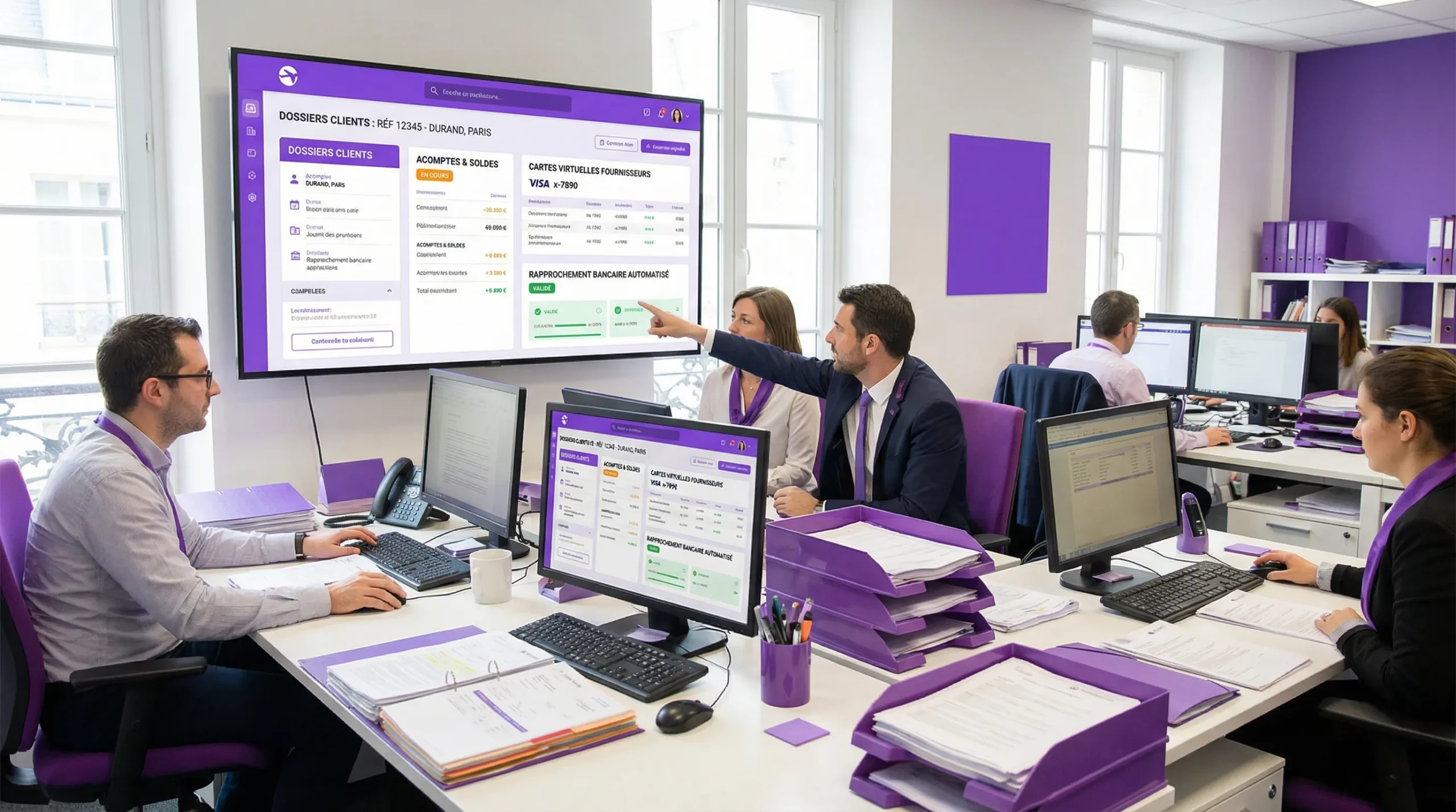 Illustration d’un back-office d’agence de voyage: dossiers clients avec références, flux d’acomptes et soldes, cartes virtuelles fournisseurs, et rapprochement bancaire automatisé sur un tableau de bord.