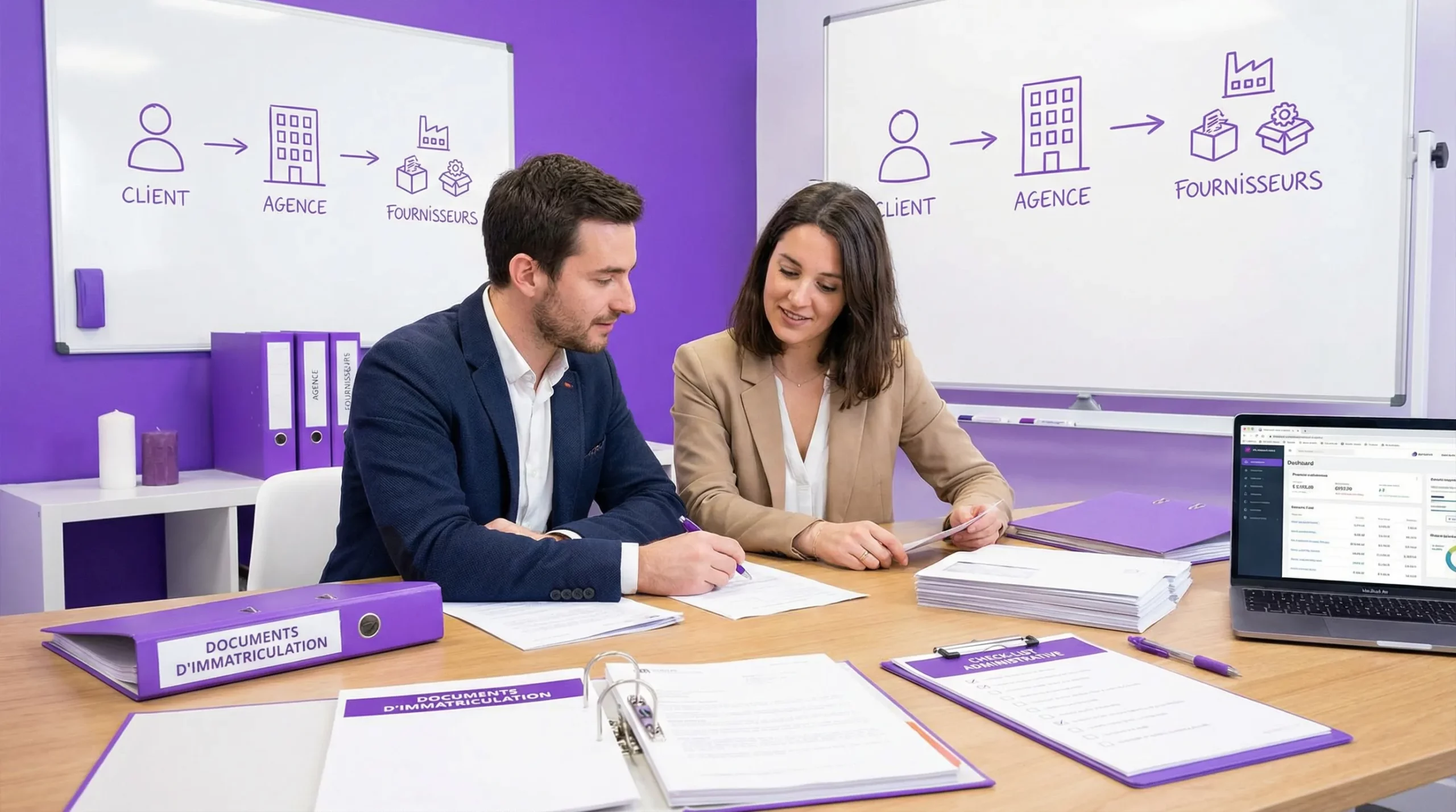 Illustration d’une petite agence de voyage organisant sa création: documents d’immatriculation, check-list administrative, et un flux de paiement “client → agence → fournisseurs” représenté de façon simple.