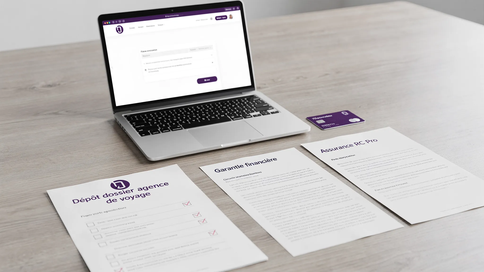 Une table de travail avec une checklist “Dépôt dossier agence de voyage”, des documents “Garantie financière” et “Assurance RC Pro”, un ordinateur portable ouvert et une carte bancaire professionnelle posée à côté, ambiance bureau sobre.