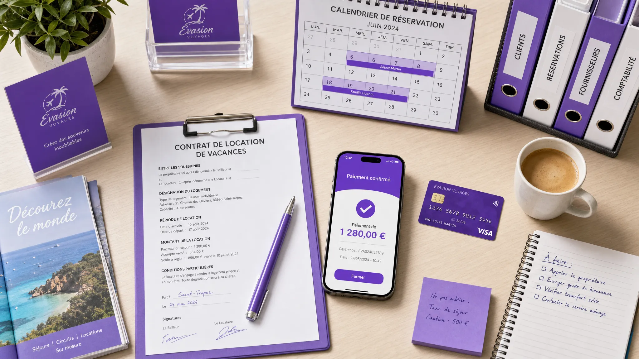 Table de travail d’une petite agence de voyage avec un contrat de location de vacances, un calendrier de réservation, une carte bancaire, un smartphone affichant une confirmation de paiement orientée vers le lecteur et des dossiers clients bien organisés, vus en plongée sur un bureau clair.