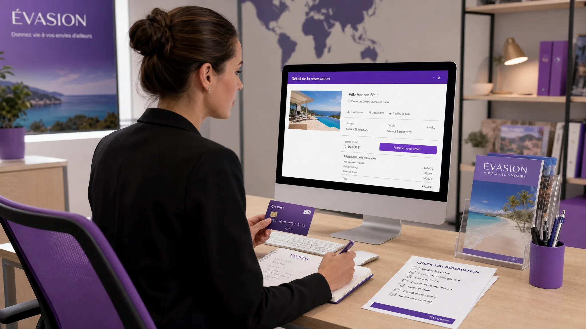Un agent de voyage vérifie une réservation de location de vacances avant paiement, avec un carnet de notes, une carte bancaire professionnelle et une check-list imprimée sur le bureau, dans un bureau calme avec une vue en trois quarts sur le dossier.