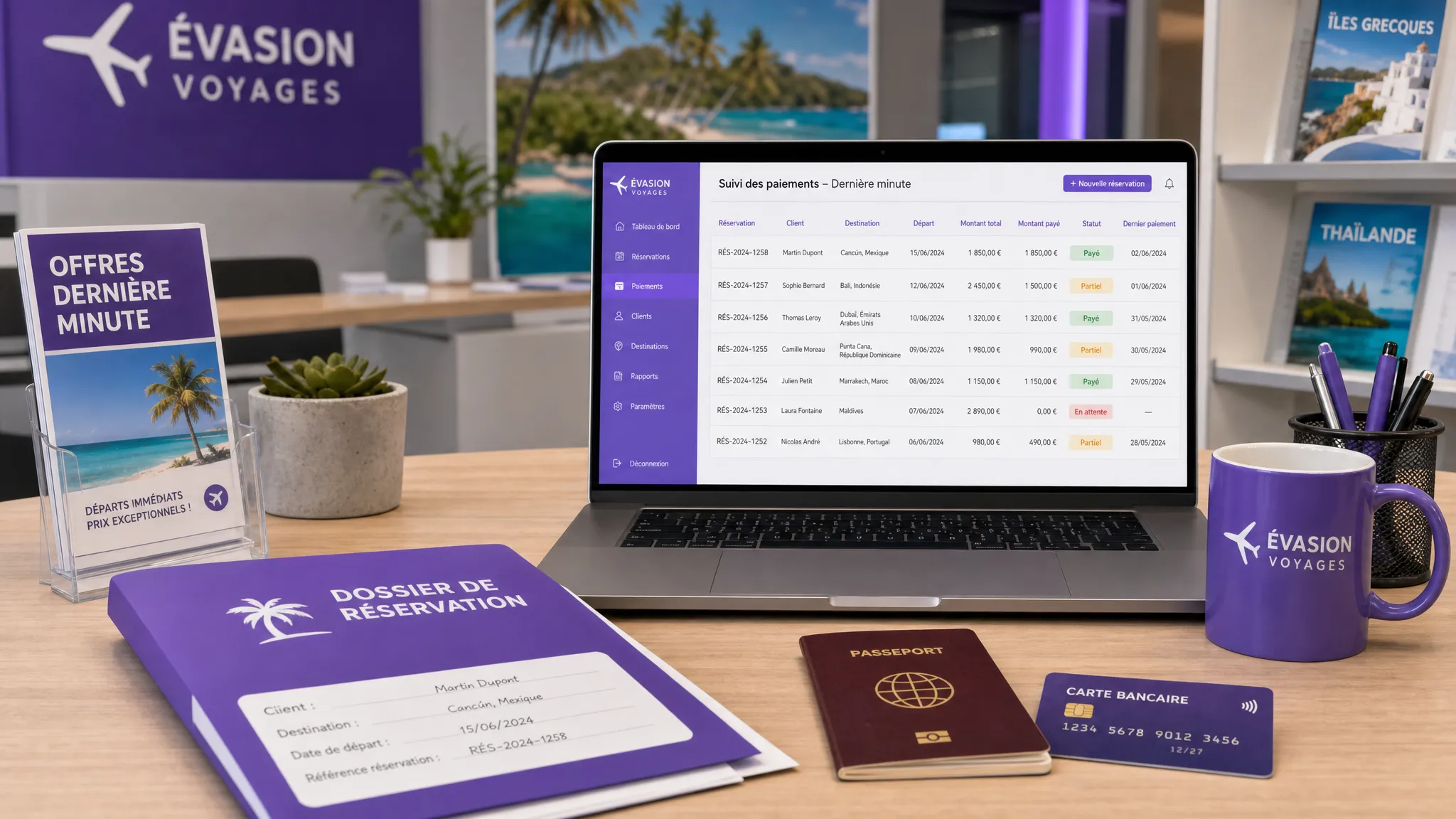 Un bureau d’agence de voyage avec un dossier de réservation, un passeport, une carte bancaire et un ordinateur affichant dans le bon sens un tableau de suivi des paiements pour des vacances de dernière minute, avec des documents bien alignés autour du dossier.